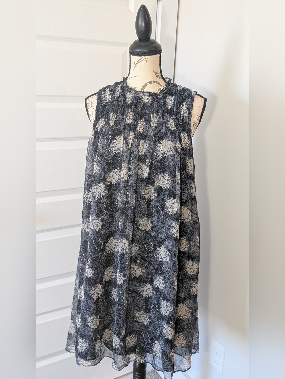 Joie Blue and White Floral Sleeveless Smocked Neck Dress Size M - Picture 9 of 9
